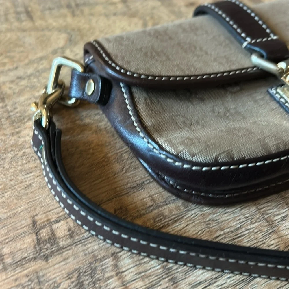 Dooney & Bourke (B18) wristlet bag